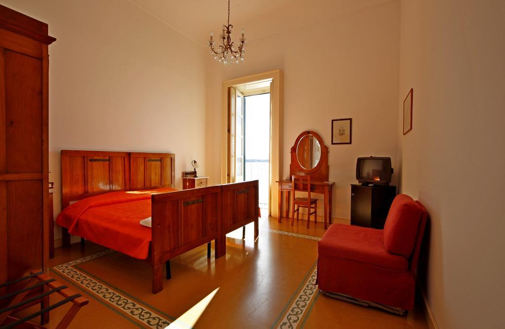 Ortigia Camere Con Vista Da Giulio B&B Syracuse Bagian luar foto
