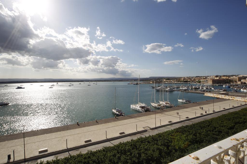 Ortigia Camere Con Vista Da Giulio B&B Syracuse Bagian luar foto