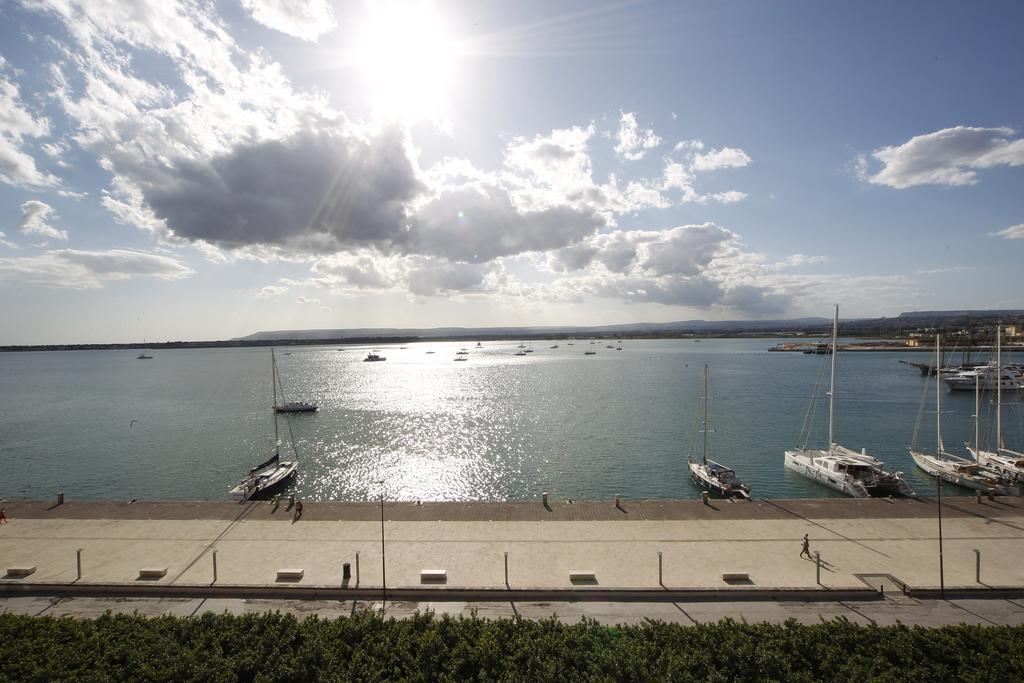 Ortigia Camere Con Vista Da Giulio B&B Syracuse Bagian luar foto