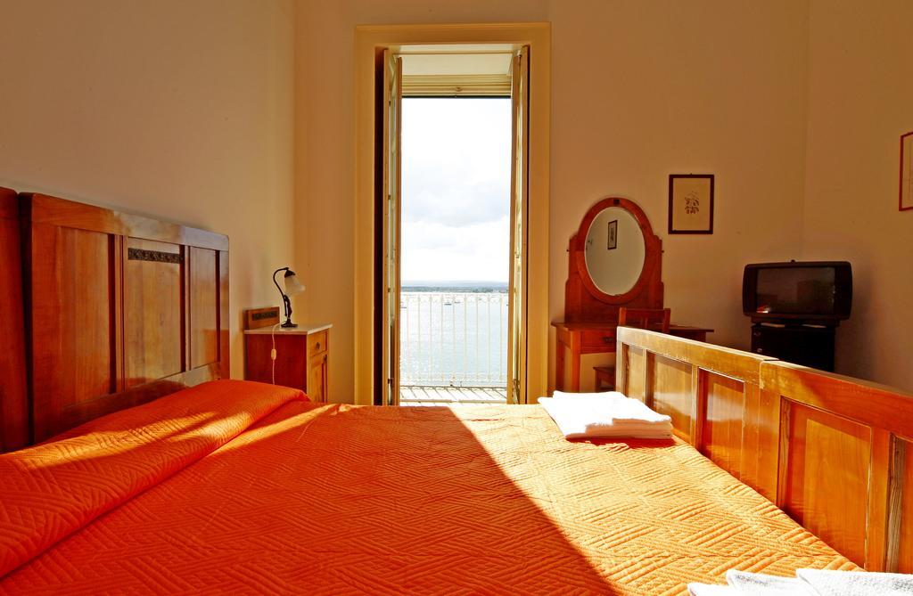 Ortigia Camere Con Vista Da Giulio B&B Syracuse Bagian luar foto
