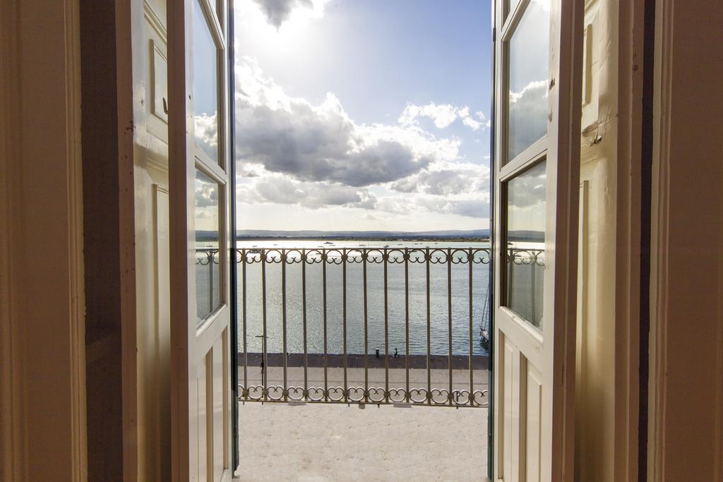 Ortigia Camere Con Vista Da Giulio B&B Syracuse Bagian luar foto