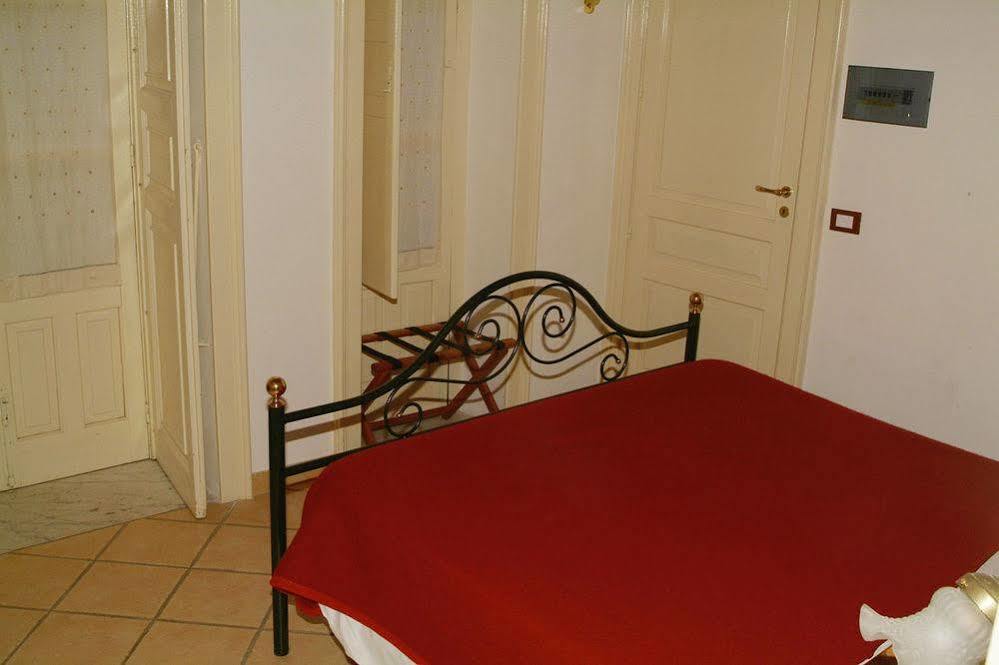 Ortigia Camere Con Vista Da Giulio B&B Syracuse Bagian luar foto