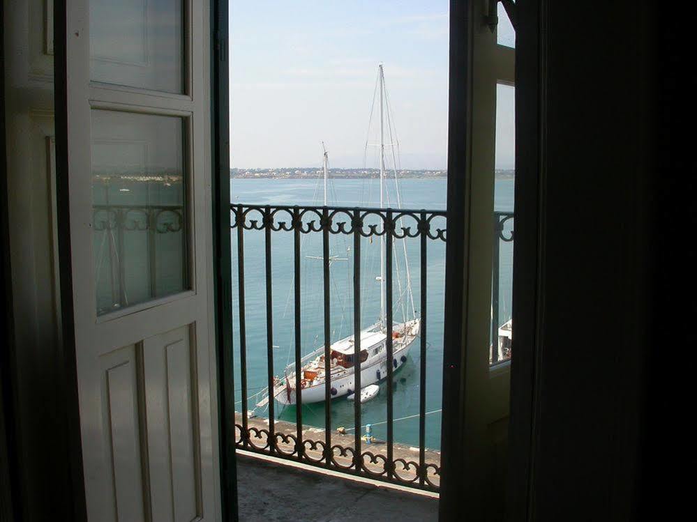 Ortigia Camere Con Vista Da Giulio B&B Syracuse Bagian luar foto